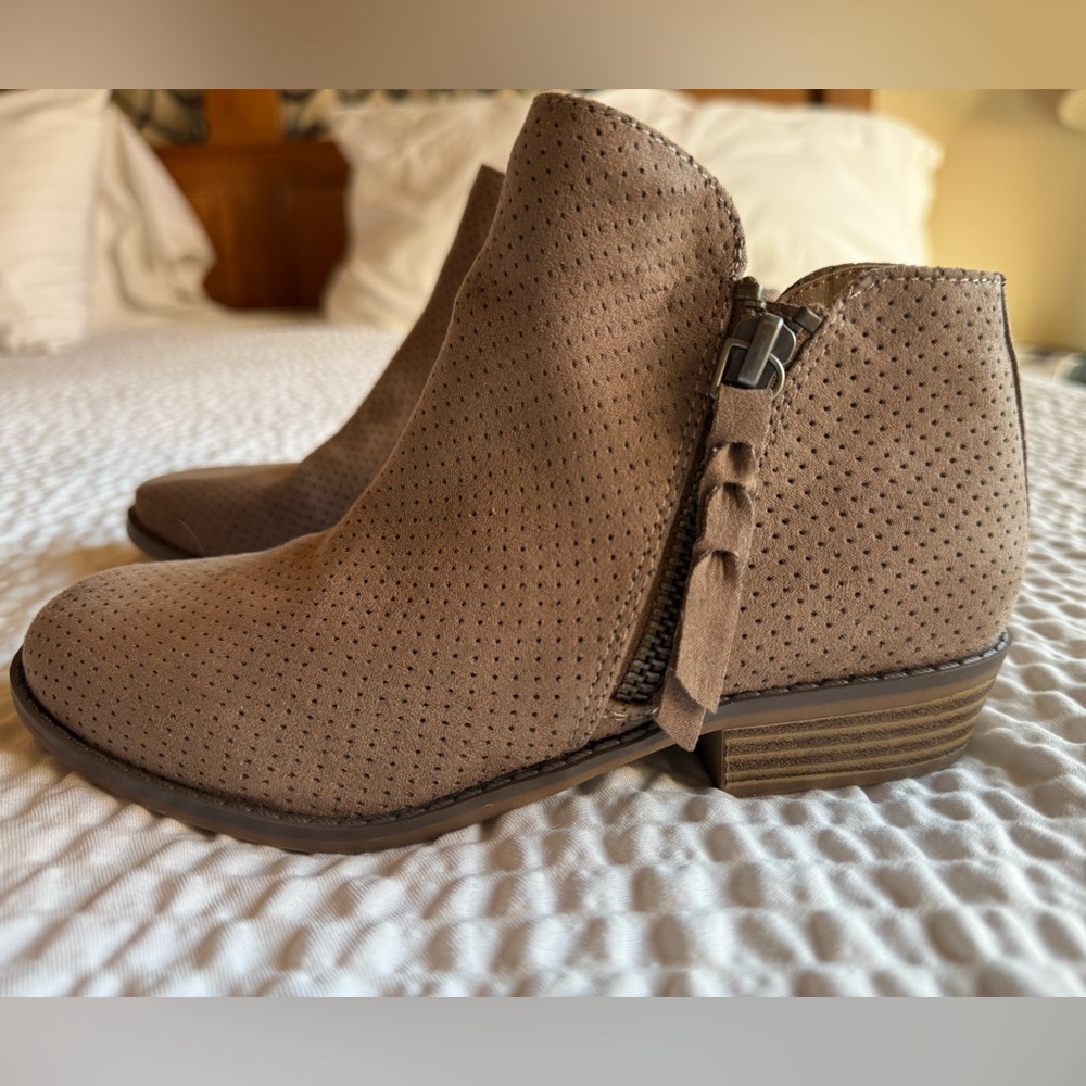 Dolce Vita NEW Perforated Tan Ankle Boots